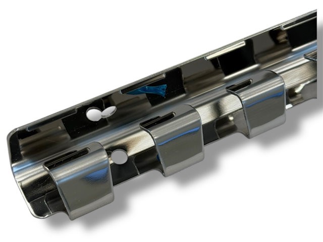 Détail des agrafes du rail de fixation inox